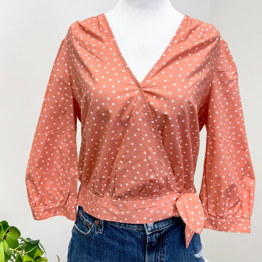 S Madewell Wrap Top in Star Scatter Coral V-Neck Star Print Blouse
